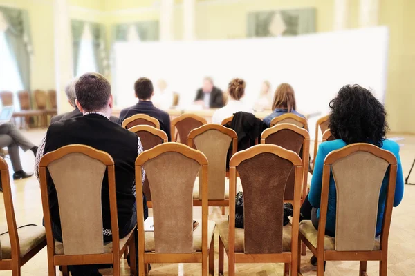 Le public écoute dans la salle de conférence — Photo