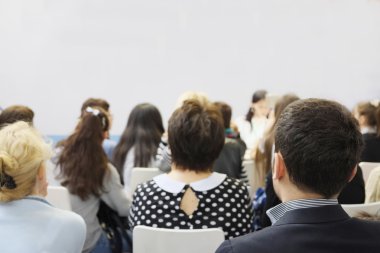 konferans salonunda toplantı