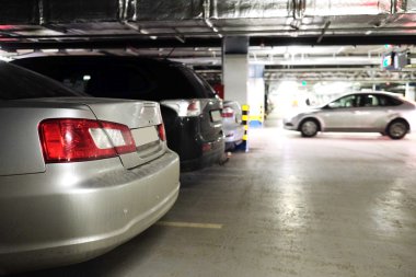 Arabalarla yeraltı otoparkı.