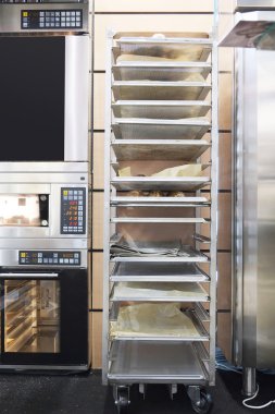 Taze ekmek için metal raf