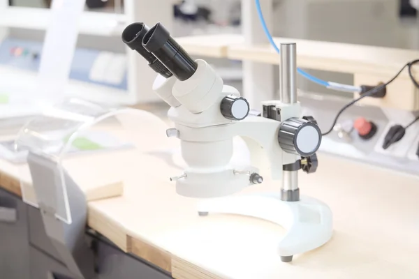 Bir diş hekimi mikroskop — Stok fotoğraf