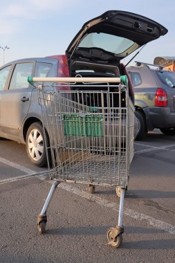 Süpermarket'ın arabası araba yakınındaki
