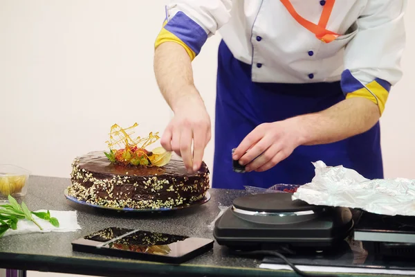 男人烹饪蛋糕 — 图库照片