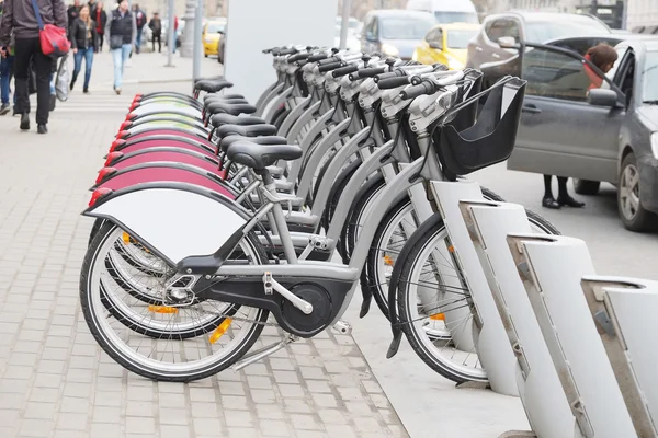 Reihe von Fahrrädern auf dem Parkplatz in Moskau — Stockfoto