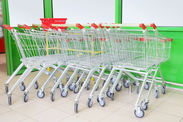 Carritos de compras en el aparcamiento — Foto de Stock