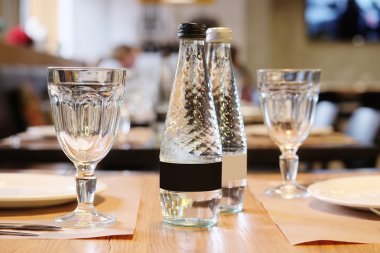 Restoranda boş bardaklar