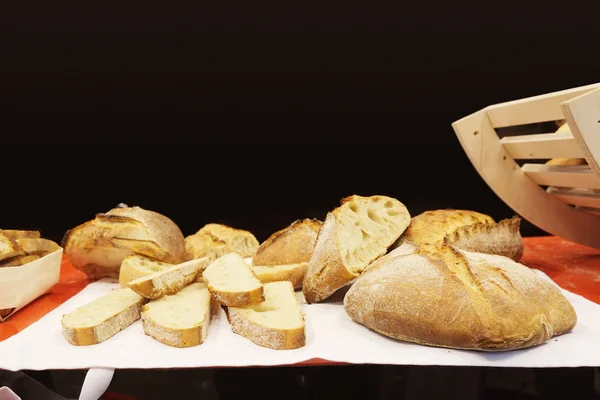 Pão fresco na padaria — Fotografia de Stock