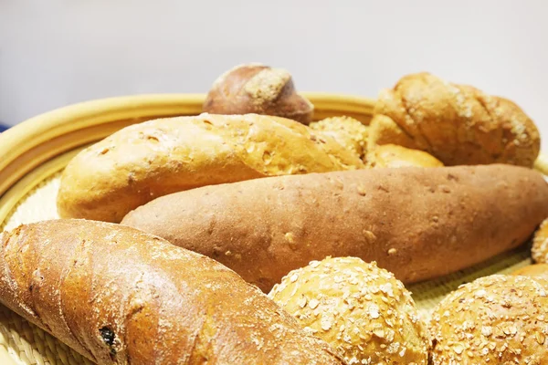 Pão fresco na padaria — Fotografia de Stock