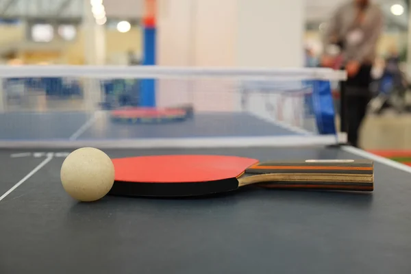 球拍的网球和球 — 图库照片