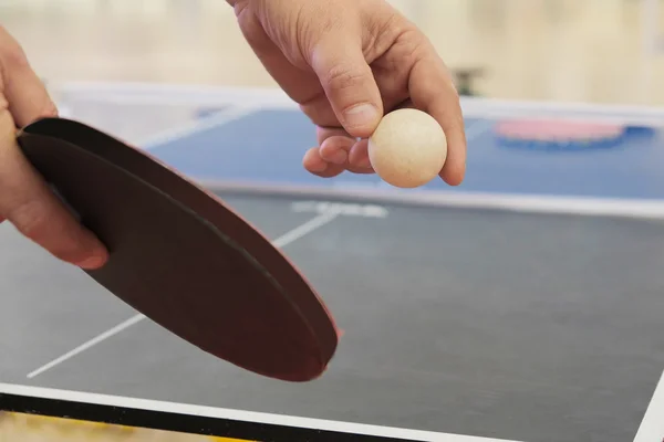 Table tennis player serving — Stock Photo, Image