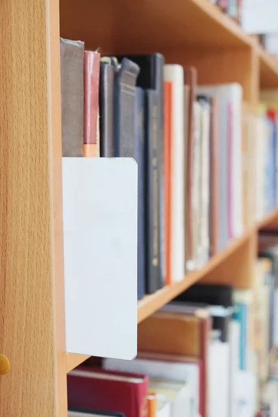 Interieur van een bibliotheek met boekenplanken — Stockfoto