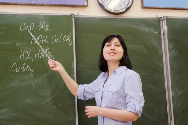 Mulher professora no conselho escolar — Fotografia de Stock