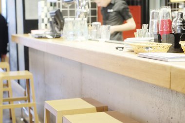 Modern restoranın içinde.