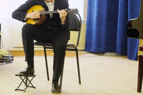 Performer plays  mandoline — Stock Photo, Image