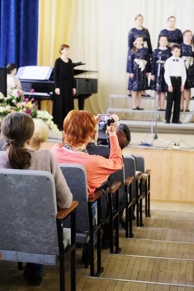 Espectadores ven concierto musical — Foto de Stock