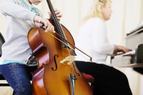 Performer speelt een cello — Stockfoto