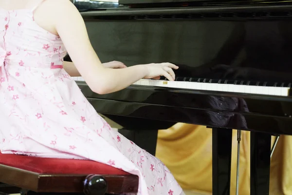 Menina toca piano — Fotografia de Stock