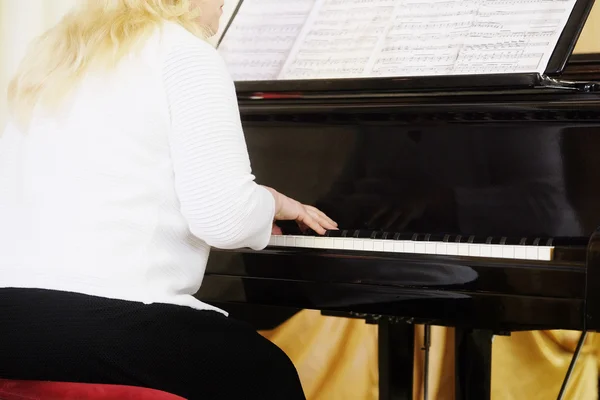 Menina toca piano — Fotografia de Stock