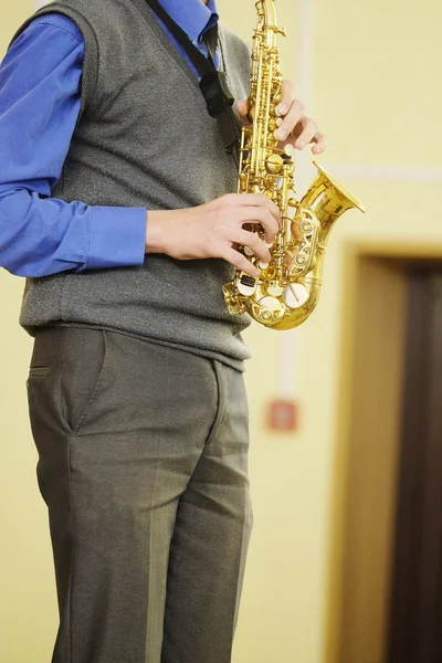 Performer plays saxophone — Stock Photo, Image