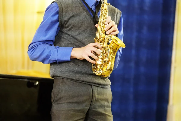 Performer plays  saxophone — Stock Photo, Image