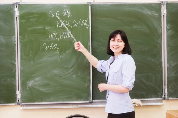 Kobieta stoi nauczyciel w schoolboard — Zdjęcie stockowe