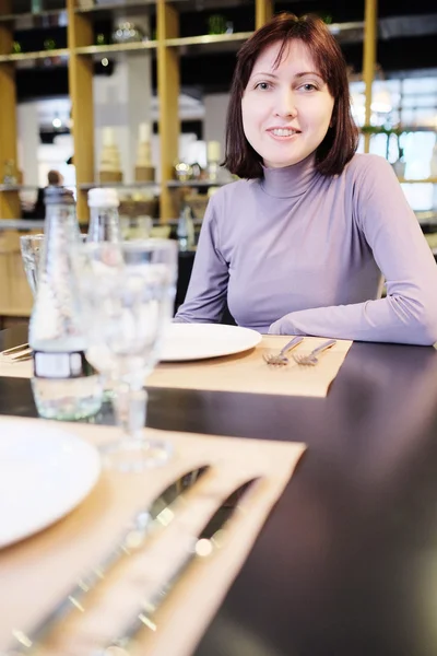 Kobieta siedząca w restauracji — Zdjęcie stockowe