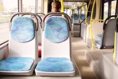 Ayakta yolcu otobüsünde için kolları