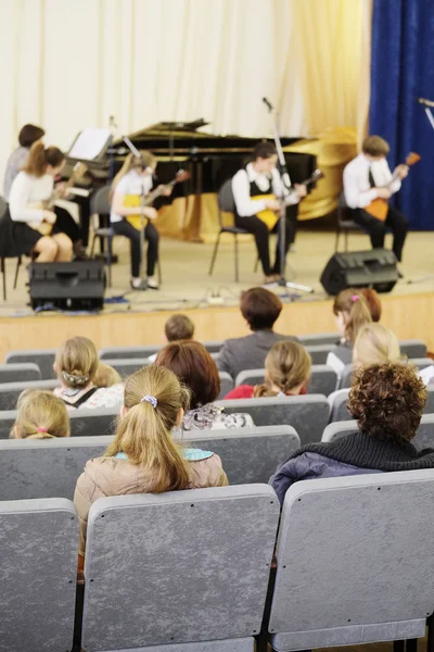 Toeschouwers mensen kijken concert — Stockfoto