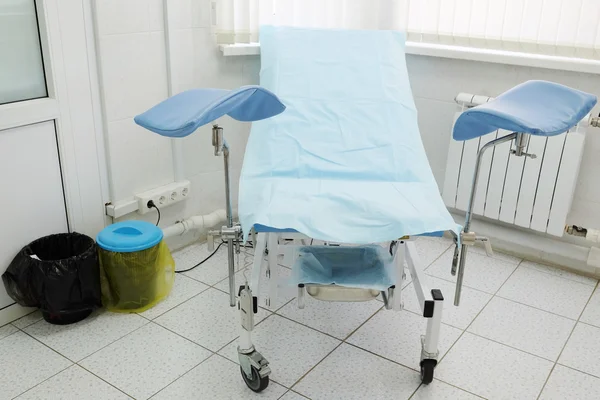 Гінекологічне крісло в кімнаті — стокове фото