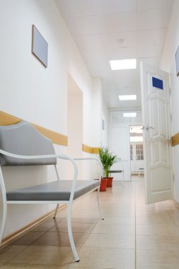 Hastane koridorunun içinde.