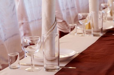 Bir restoranda sunulan bir tablo görüntüsü