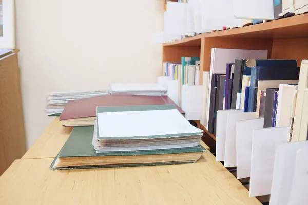 Intérieur d'une bibliothèque avec étagères à livres — Photo