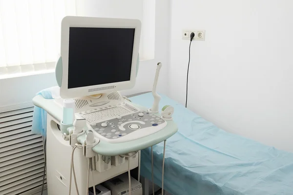 Кімната з ультразвуковим діагностичним обладнанням — стокове фото