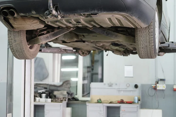 Car in  dealer repair station in Moscow — Stock Photo, Image