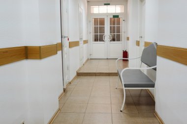 Hastane koridorunun içinde.