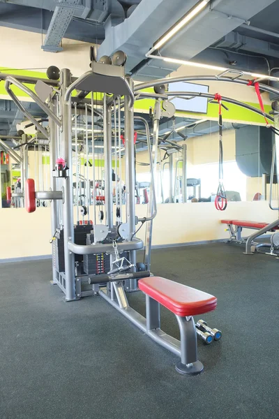 Gimnasio club de fitness con equipo deportivo —  Fotos de Stock