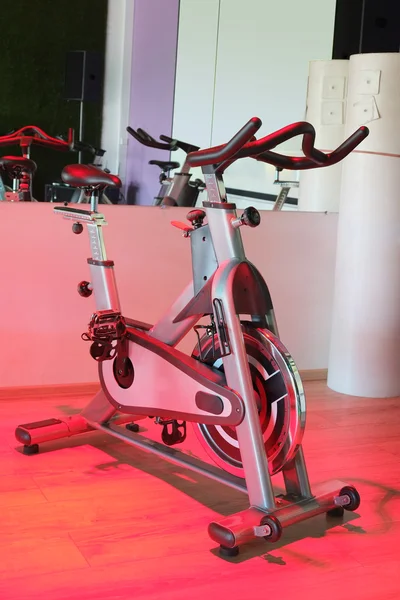 Bicicletas de fitness em ginásio — Fotografia de Stock