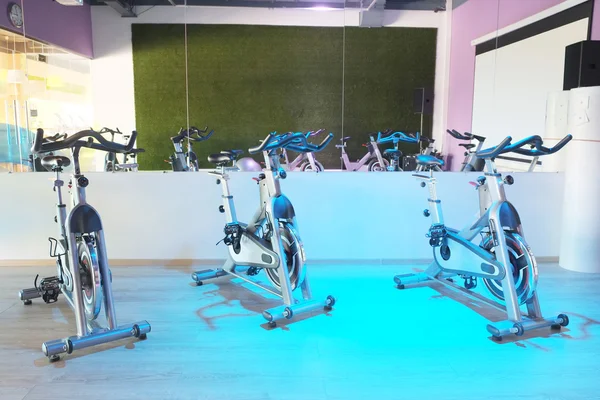 Fitness-Fahrräder im Fitnessstudio — Stockfoto