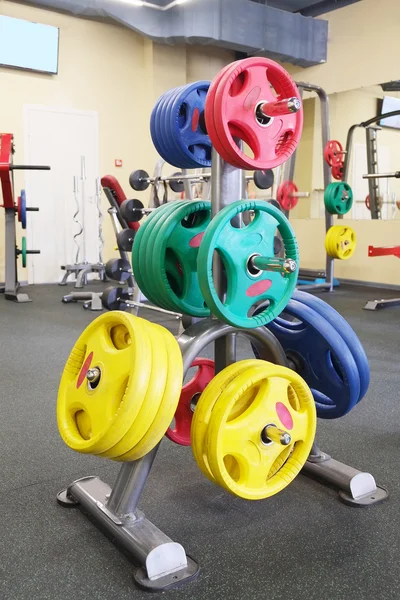 Equipos de fitness en el gimnasio —  Fotos de Stock