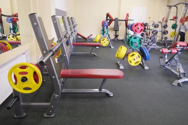 Fitness apparatuur in de sportschool — Stockfoto