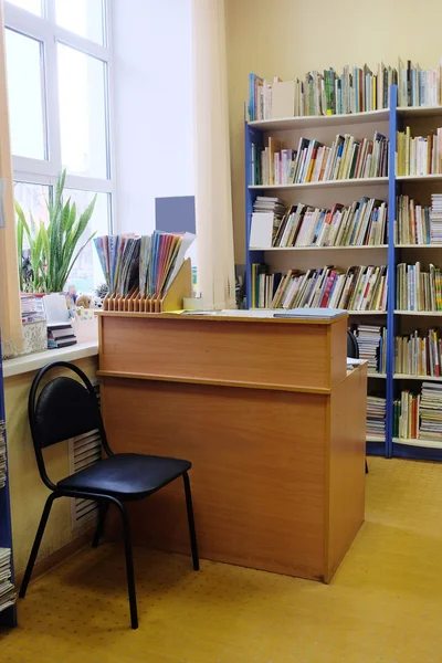 Interior de uma biblioteca com estantes — Fotografia de Stock