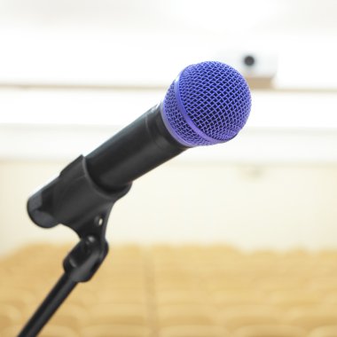 Mikrofon ve bulanık oditoryum