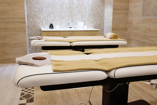 Sala massaggi in una spa — Foto Stock