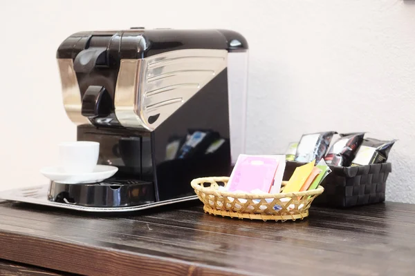 Objek mesin kopi di atas meja — Stok Foto