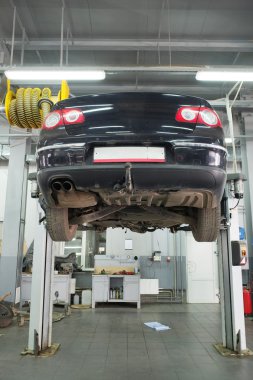 Bir satıcı arabaya onarım istasyonu, Moskova