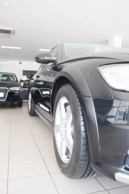 Bir satıcı otomobillerde Moskova istasyonunda onarım