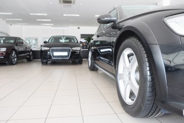 Bir satıcı otomobillerde Moskova istasyonunda onarım