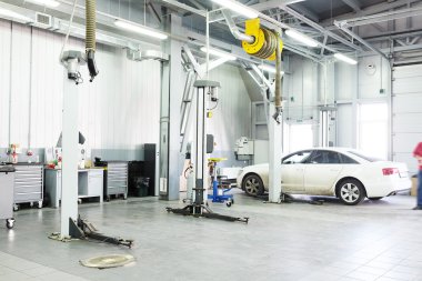 Araba satıcısı Moskova istasyonunda onarım