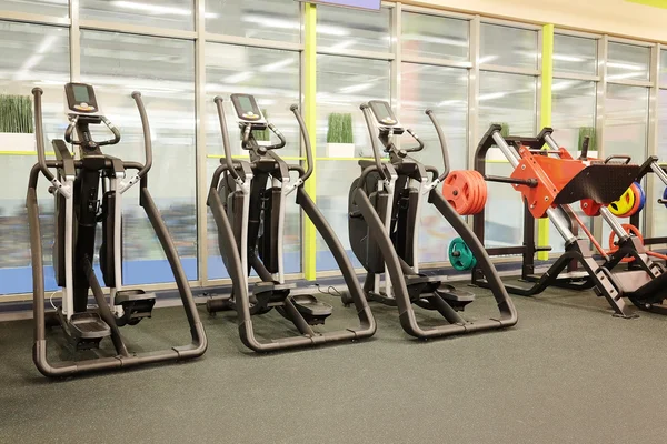 Interior moderno del gimnasio club de fitness —  Fotos de Stock