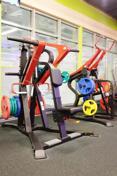 Interior moderno del gimnasio club de fitness —  Fotos de Stock